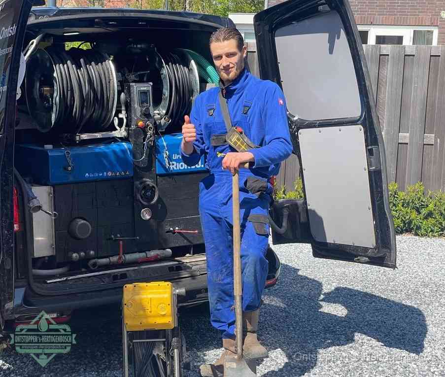 Een tevreden monteur met opgestoken duim naast de bestelbus, slim ingrijpen bespaart kosten bij een verstopte afvoer in s-Hertogenbosch