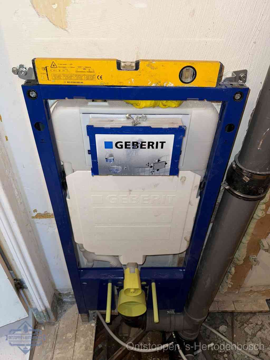 Een Geberit inbouwreservoir met frame voor een hangtoilet tegen de wand, met de afvoerbocht naar de vloer, kenmerkend voor een verstopt hangtoilet in s-Hertogenbosch