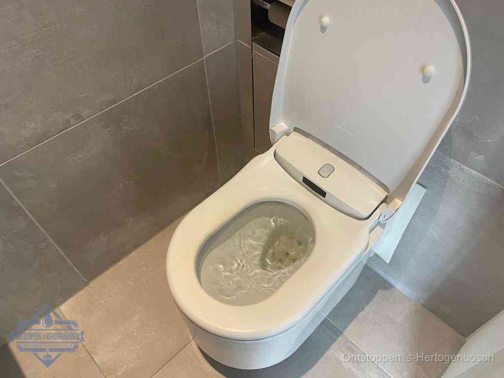 Een toiletpot vol troebel water met drijvend papier en restanten, de meest voorkomende oorzaak van een verstopte wc in s-Hertogenbosch