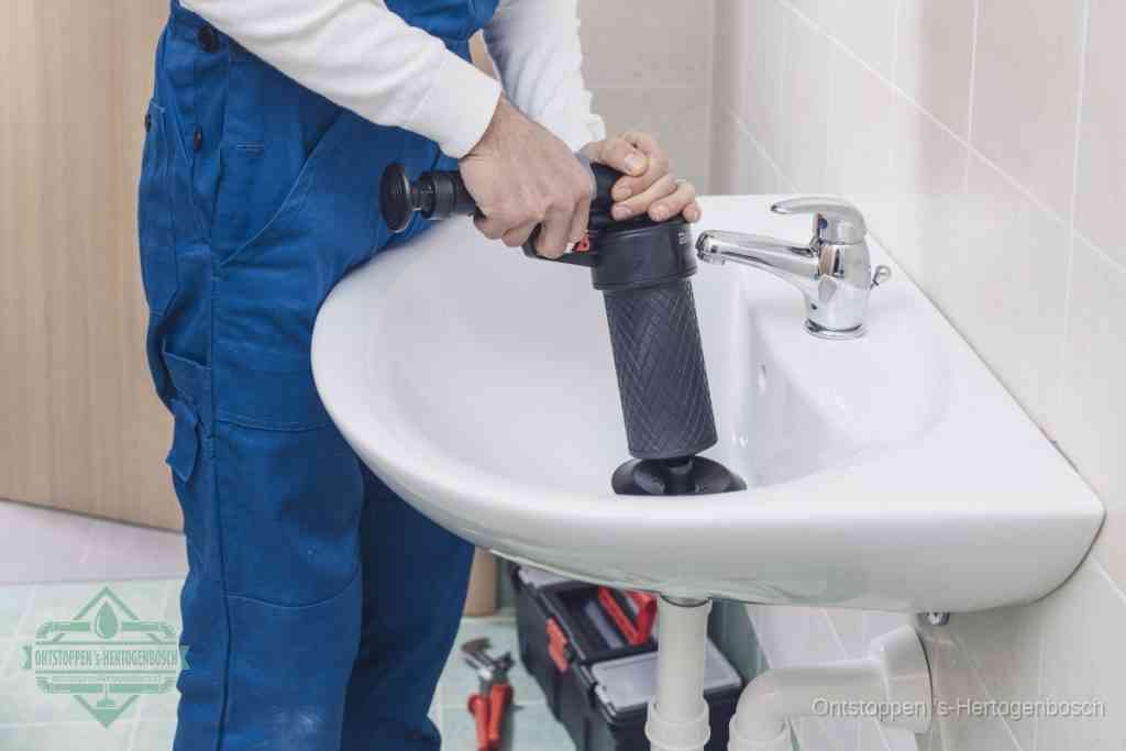 Een te ruwe doe-het-zelf poging met een hand-pomp op de afvoer van een badkamer-wastafel, een van de veelgemaakte fouten bij afvoer ontstoppen in s-Hertogenbosch