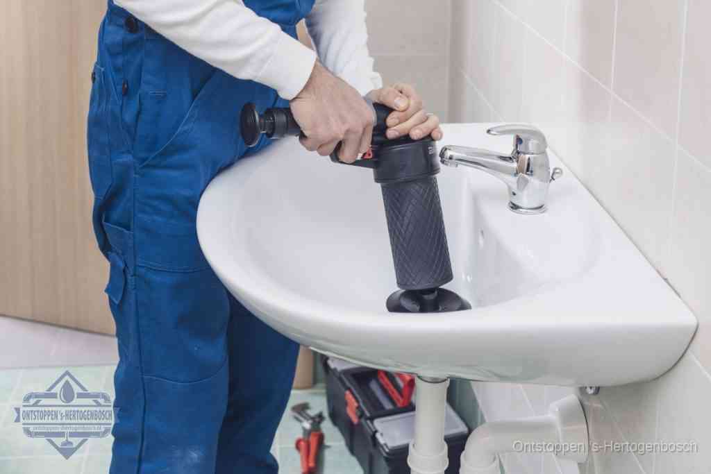 Een te ruwe doe-het-zelf poging met een handmatige perslucht-ontstopper op een sanitair-afvoer, een van de veelgemaakte fouten bij wc ontstoppen in s-Hertogenbosch