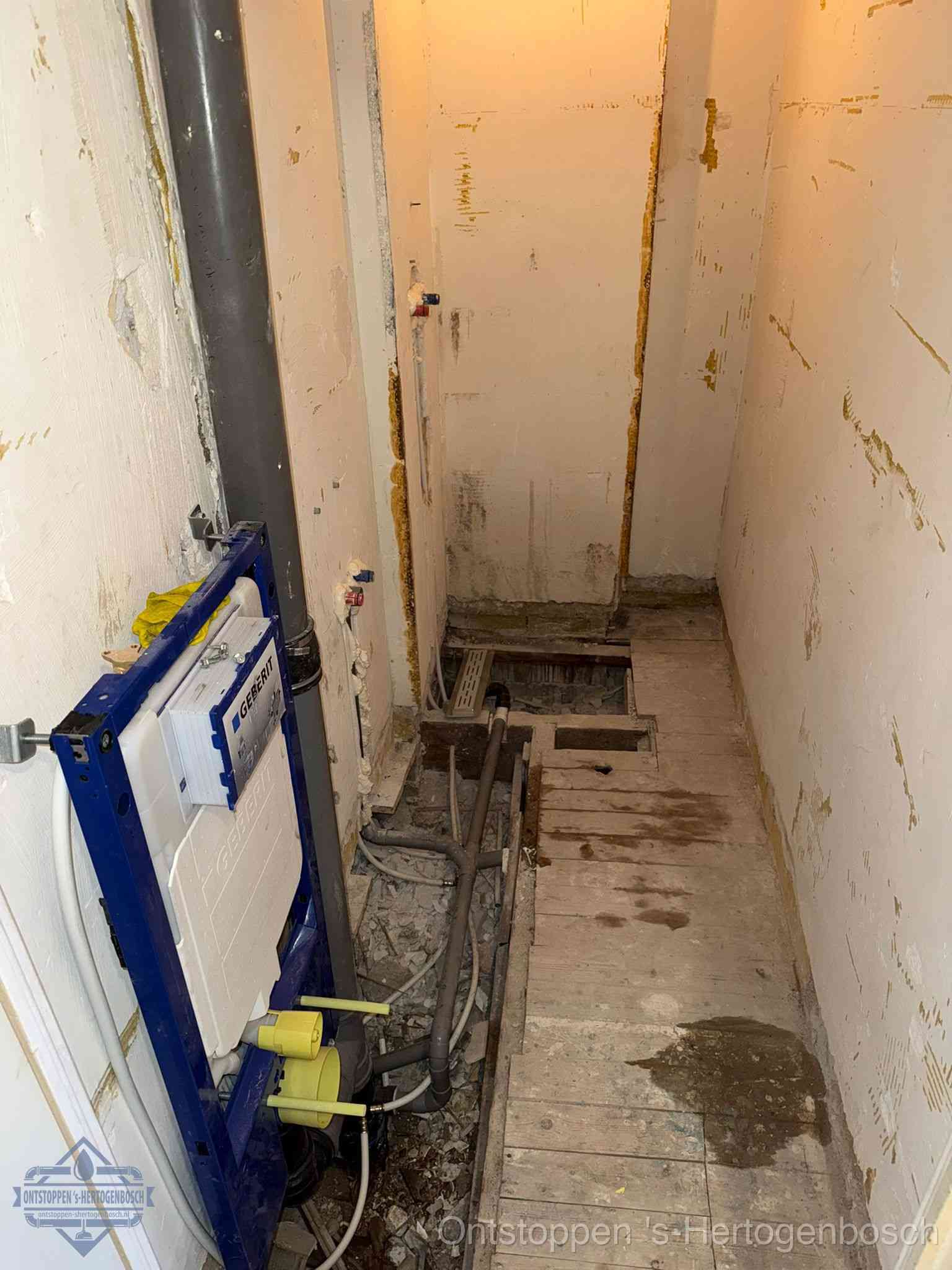 Een opgebroken toiletruimte tijdens renovatie met een Geberit inbouwreservoir en blootliggende oude afvoerleidingen, typisch voor oudere woningen in s-Hertogenbosch
